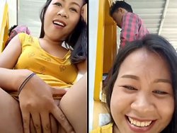 Asiatique, exhibition - Elle se doigte en pleine rue avec un inconnu derrière elle