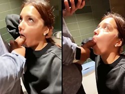 fellation, française - Elle lui suce sa grosse queue dans les toilettes